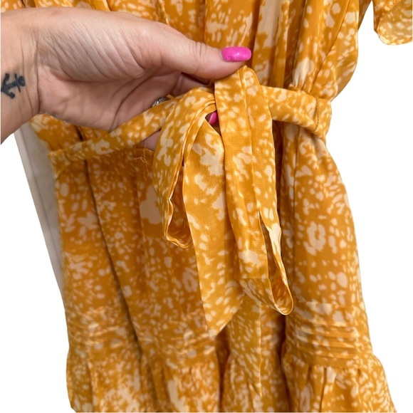 ☀️Simply Vera Wang golden floral dress, wrap top w eye hook closure, sheer lined - Picture 4 of 7